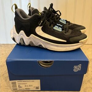 Giannis Immortality 2 Shoes size 5